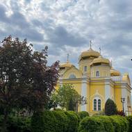 Katedrála svatého Jana v Komratu se v neděli stala rušným centrem, kde se sešli lidé. Jde o dominantu města.