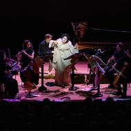 Patricia Kopatchinskaja v programu Pierrot lunaire.