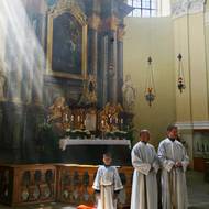 Oltář obnoveného chrámu při mši.