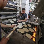 Palestinský ministr zdravotnictví Mádžid abú Ramadán, který nepatří k Hamásu ale k Palestinské autonomii, podle agentury Reuters ve čtvrtek uvedl, že v Pásmu Gazy v posledních dnech kvůli hladu zemřelo 29 dětí a tisíce dalších jsou ohroženy.