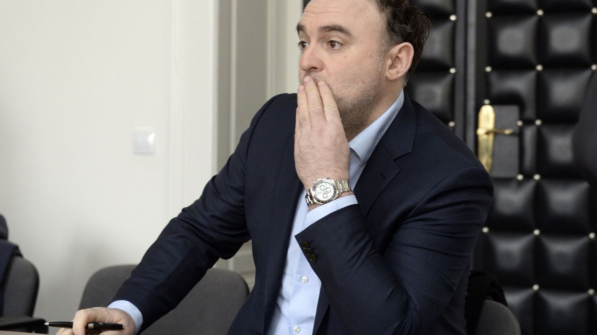„Lidem se dostane pod kůži“. Jaké metody používá zatčený brněnský boss