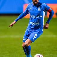 Marek Matějovský s hlavou nahoře monitoruje celé hřiště.