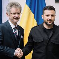 Podle Vystrčila Česko prověří možnost rychlejšího vydávání potvrzení o beztrestnosti ukrajinským uprchlíkům, aby mohli vykonávat některá povolání. Uvedl to po jednání s ukrajinským prezidentem. Řeč byla také o ukrajinsko-amerických vztazích nebo snaze Kyjeva o vstup do Evropské unie.