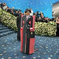 Zpěvačka Janelle Monae ve vlastně navrženém outfitu, který vznikl ve spolupráci s kostýmním návrhářem skupiny Wicked Paulem Tazewellem.