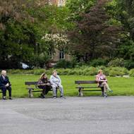 Návštěvníci využili i okolní lavičky.