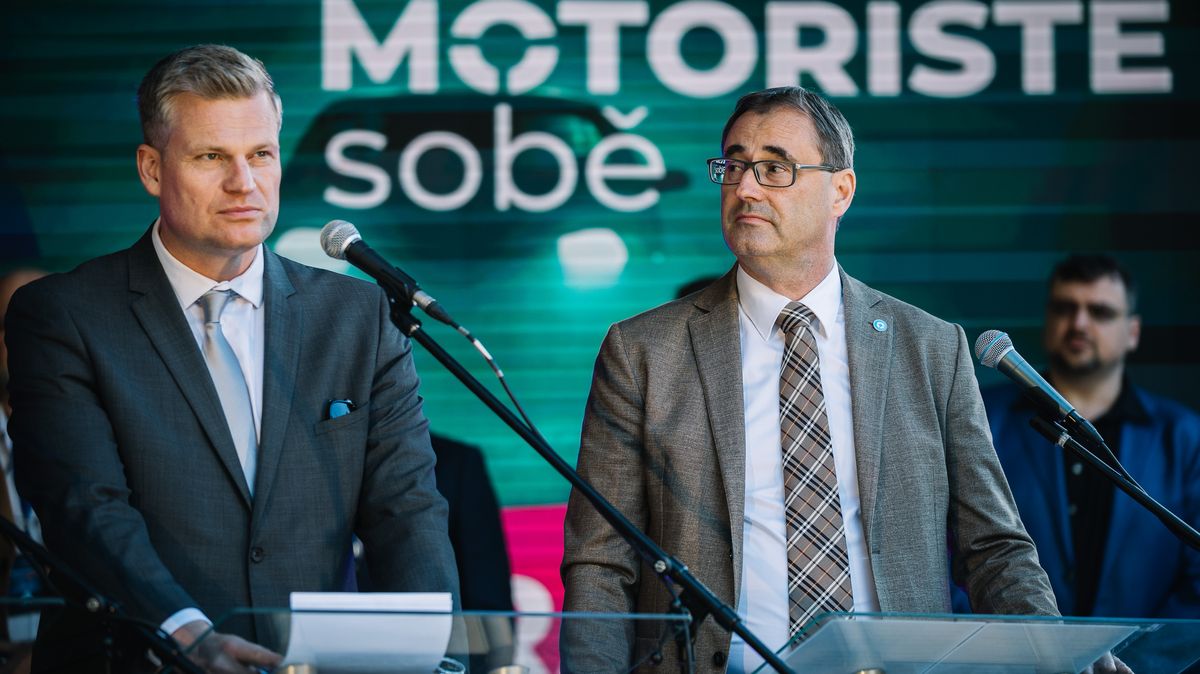 Miliony korun i drobné s ostrými vzkazy. Kdo a proč posílá stranám peníze