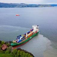Loď NCL Salten plující pod norskou vlajkou měla šestnáctičlennou posádku a byla na cestě trondheimským fjordem do Orkangeru, když se vychýlila z kurzu. Při incidentu nebyl nikdo zraněn, ale příčiny zatím nejsou jasné. Vše vysvětluje norská policie. Stejná loď podle BBC narazila na pevninu už v roce 2023, ale tehdy se dokázala vyprostit vlastní silou.