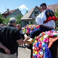... a žádat diváky a starousedlíky o finanční dary. Na krála matičko, na krála.