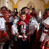 Tím vychází z kostela letošní král, jedenáctiletý František Dacík.