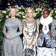 Elegantní Pamela Anderson (vlevo) s minimálním make-upem, novým účesem a flitry zdobenými šaty od Tory Burch.