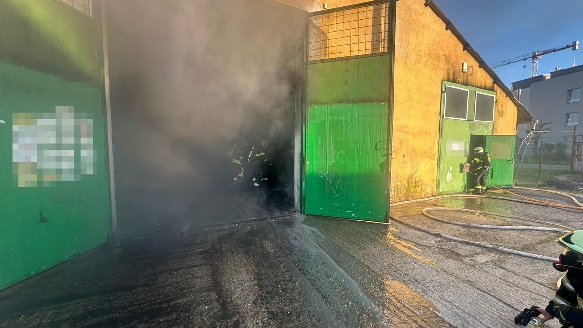 V Úvalech zasahují hasiči u požáru haly, vyhlásili druhý stupeň poplachu