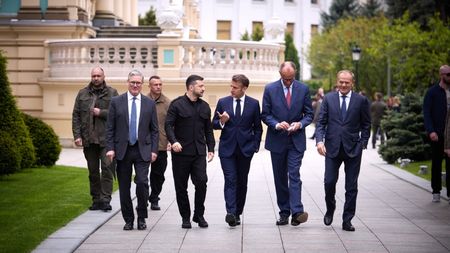 Pokud budeme slabí dnes, zaplatíme zítra, řekl Macron po jednání lídrů