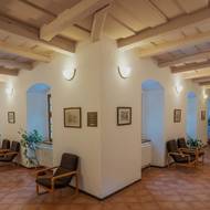 Interiér obnoveného kláštera.