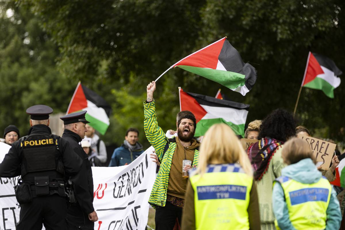 Protestující křičí hesla „Děti v Gaze hladoví“ či „Hanba vám!“