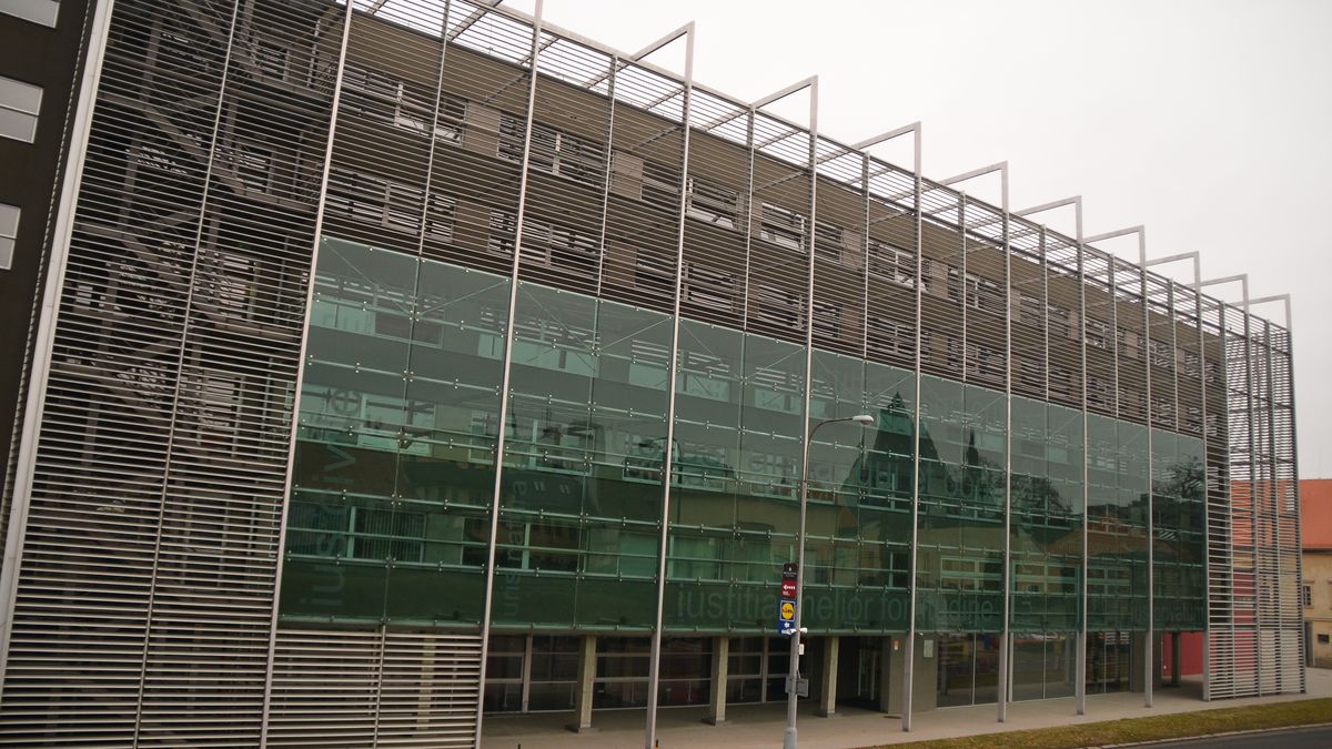 Soud v Olomouci poslal mladíka za nenávistné útoky na 16 měsíců do vězení