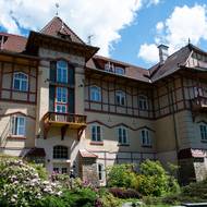 Přes ulici stojí další Jurkovičova stavba – lázeňský dům Jestřabí.