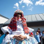 Dostává do úst bílou růži a celý průvod již nesmí promluvit.