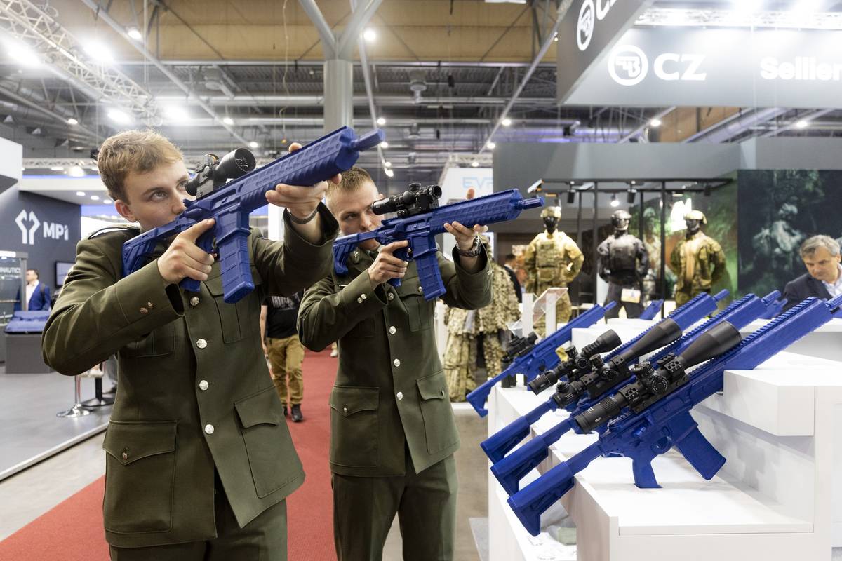 Přeletem armádních vrtulníků a bojových letounů začala na brněnském výstavišti trojice bezpečnostních veletrhů v čele s obranným veletrhem IDET. Představí se 650 firem z 34 zemí.