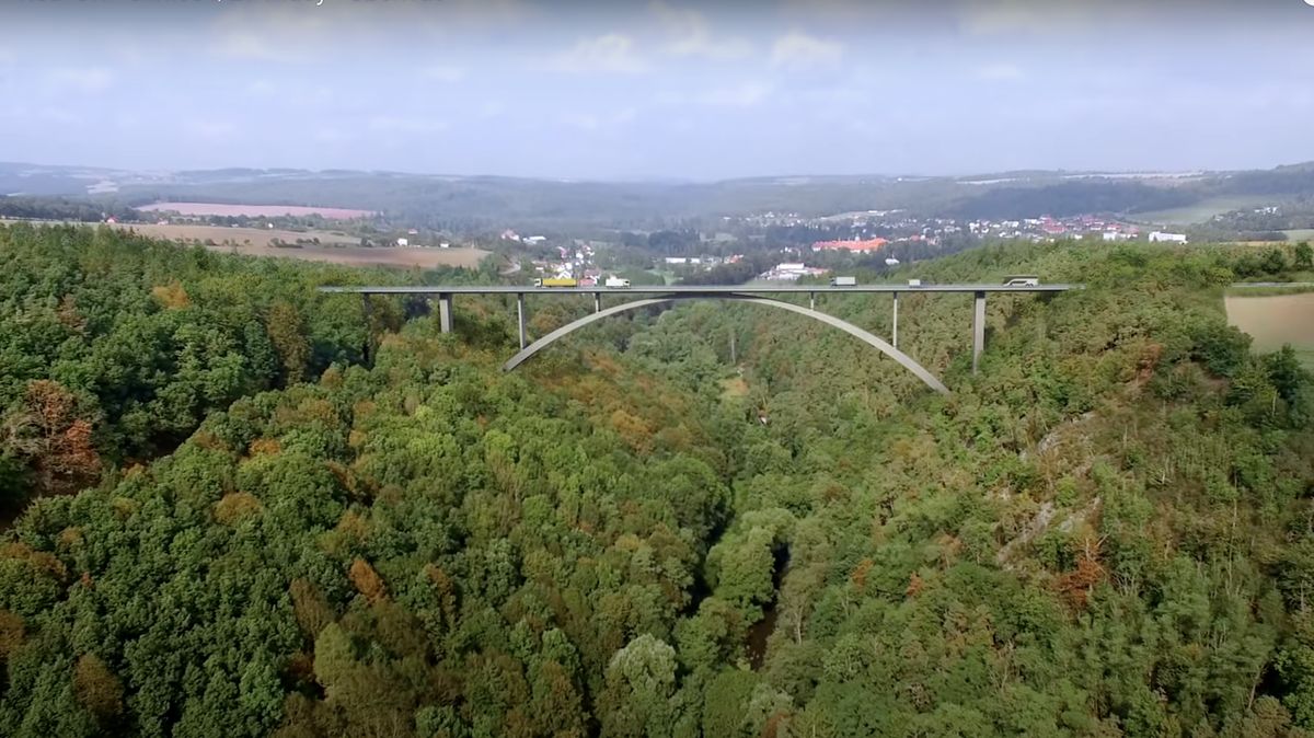Začíná stavba nejvyššího silničního mostu v Česku. Překoná i Žďákovský