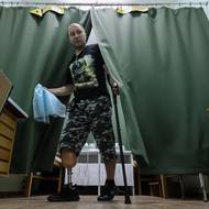 Muž, který vystupuje pod vojenskou přezdívkou „Děd“, přišel o nohu, když šlápl na minu.