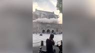 Video: V Číně se zřítila část historické věže, turisté utíkali před sutinami