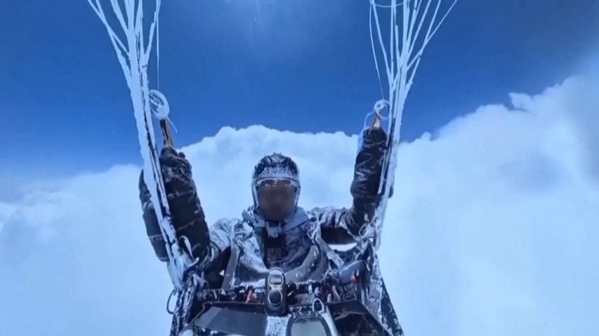 Video: Málem umrzl. Silný proud vynesl paraglidistu až do výšky Mount Everestu