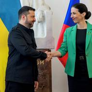 Druhý den své návštěvy Česka Volodymyr Zelenskyj zahájil v Poslanecké sněmovně, kde ho přijala předsedkyně Markéta Pekarová Adamová. Vyzdvihla statečnost a houževnatost nejen ukrajinských vojáků, ale celého ukrajinského národa. „Dá se říci, že zachránili celou Evropu včetně České republiky,“ dodala.