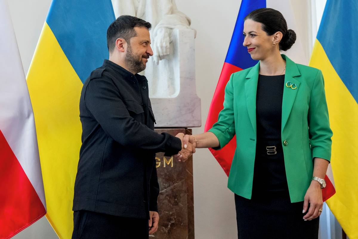 Druhý den své návštěvy Česka Volodymyr Zelenskyj zahájil v Poslanecké sněmovně, kde ho přijala předsedkyně Markéta Pekarová Adamová. Vyzdvihla statečnost a houževnatost nejen ukrajinských vojáků, ale celého ukrajinského národa. „Dá se říci, že zachránili celou Evropu včetně České republiky,“ dodala.