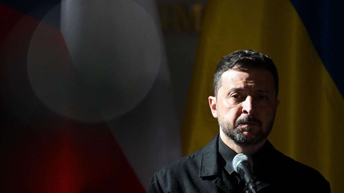 Schůzka s premiérem i opozicí. Volodymyr Zelenskyj je druhý den v Česku