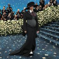 Zpěvačka Rihanna v pruhovaném outfitu.