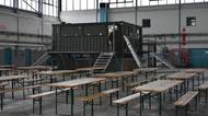 Armádní kontejnery za stamiliony chce opozice řešit ve Sněmovně
