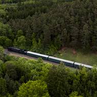 Je to romantická podívaná. „Stačí jeden větší magnetický pulz a ještě se k parním vlakům jako lidstvo rádi vrátíme,“ upozorňuje jeden ze strojvůdců. S nadsázkou.