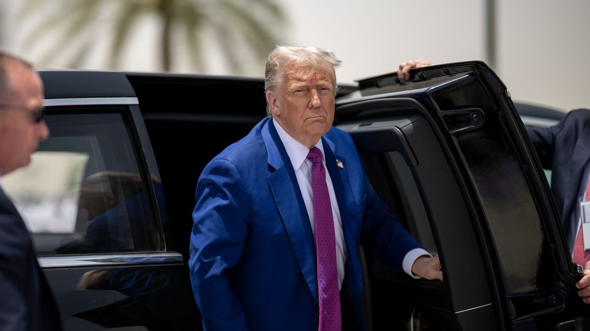 Cla na EU 50 procent. Trump hrozí Evropě celní smrští