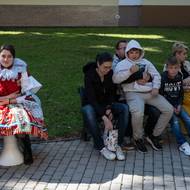 A ti, co se nevešli dovnitř, poslouchají mši z reproduktorů. 