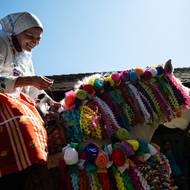 V sedle je ale nejdříve zručná švadlena dokončující poslední úpravy.