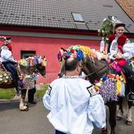 Každý rok sedí v sedlech nová generace mládenců.