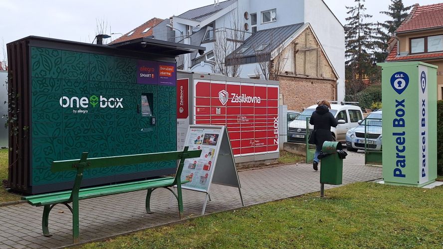 V interiérech a nenápadné. Města dostávají manuál, kam s výdejními boxy
