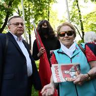 Hnutí Stačilo! zde rozdávalo noviny Pravda a volební letáčky.