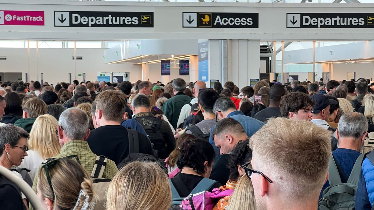 Na 10 000 turistů uvázlo na londýnském letišti Stansted, nefungovaly IT systémy