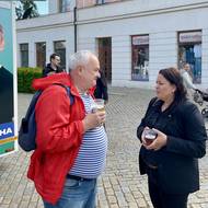 A tak jej zpočátku zastupovali jiné kolegové, třeba europoslankyně Nikola Bartůšek.