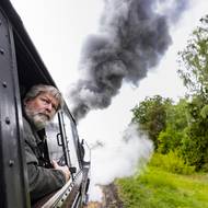 Strojvedoucí ze třetí rodinné generace Kamil Pavlíček řídí posun lokomotivy Šlechtična po nádraží v Lužné. Cestující nedočkavě očekávají příjezd. Lokomotiva za nimi dorazila z plzeňského Iron Monument Clubu. 