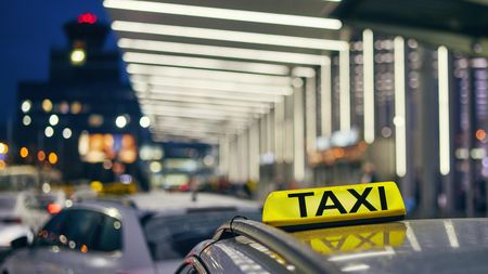 Taxíky na letišti 2025. Špatný film pro hodně velké pamětníky