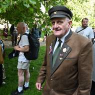 Ostrov se tak najednou zaplnil převážně důchodci, kteří chodili podepisovat petici za zrušení nákupu stíhaček F-35.