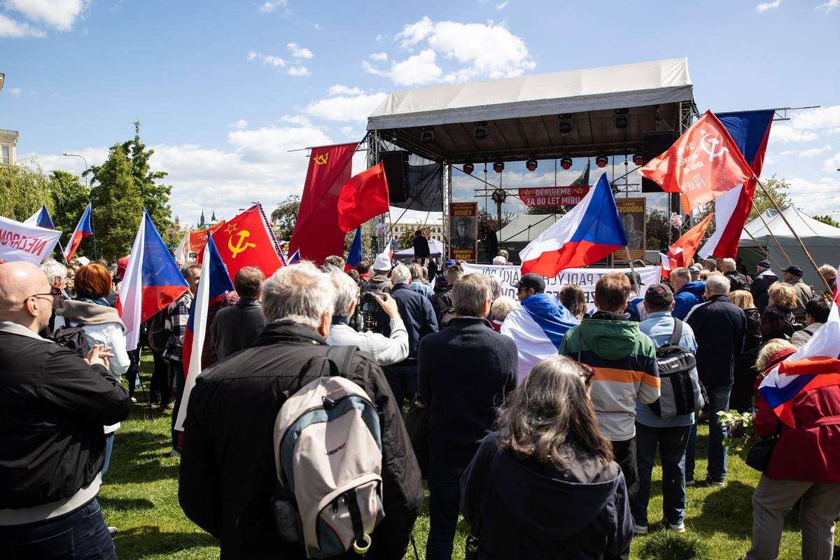 Komunisté zorganizovali akci na pražském Klárově. „Zastavte válku,“ znělo z pódia.