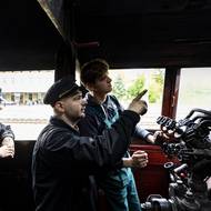 Lokomotiva byla vyrobena v roce 1947. Posádka je mladá, historie tak žije dál.