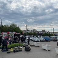 Stánky u silnice v centru Komratu.