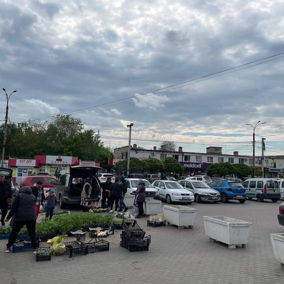 Stánky u silnice v centru Komratu.