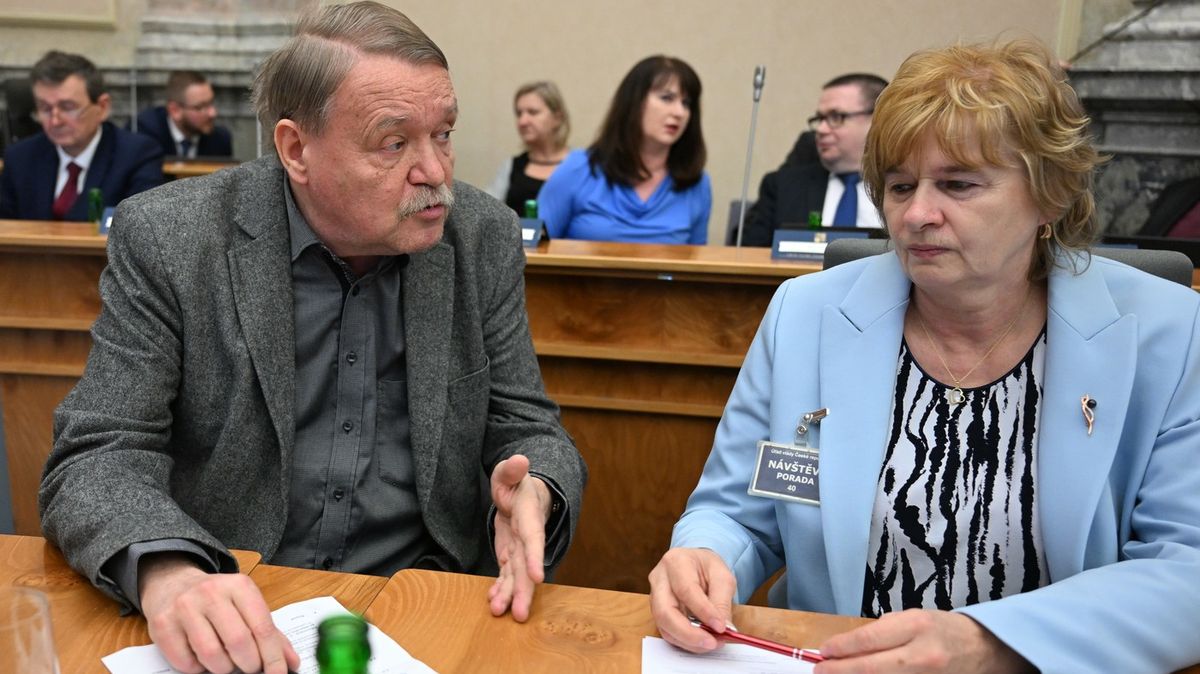 Dárek od odborářů. Ministra Válka čekají klidnější volby
