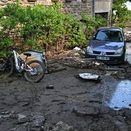 Stovky domácností v regionu stále zůstávají bez elektřiny, uvedly místní úřady.