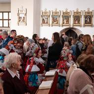 Kostel je zcela zaplněn.